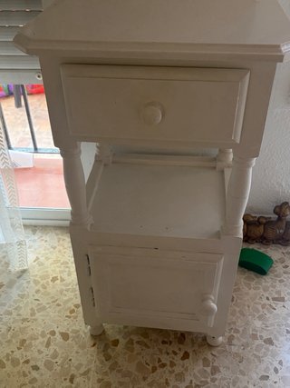 Mueble de salón blanco y madera
