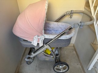 Carro de bebé rosa y gris