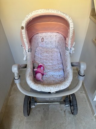 Carro de bebé rosa y gris