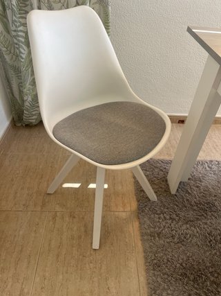 Mesa de comedor gris y blanca + 4 sillas