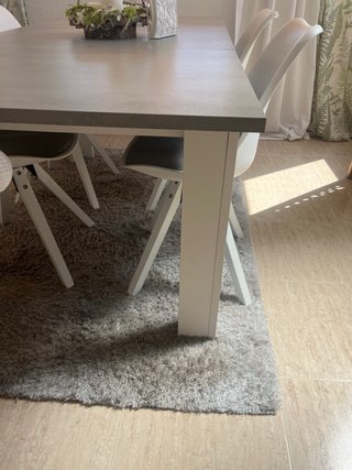 Mesa de comedor gris y blanca + 4 sillas