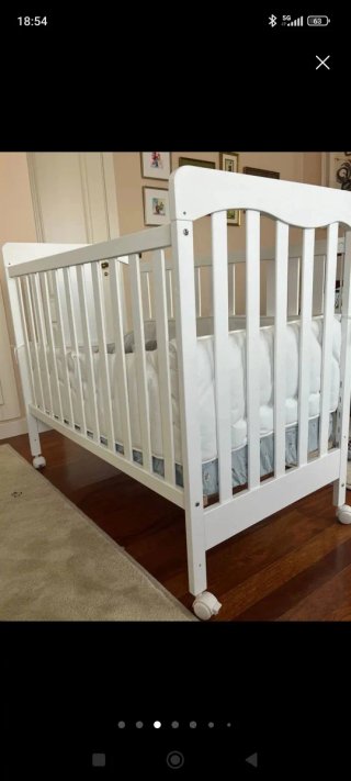 Cuna de bebé blanca con ruedas