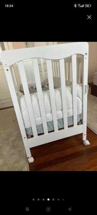 Cuna de bebé blanca con ruedas