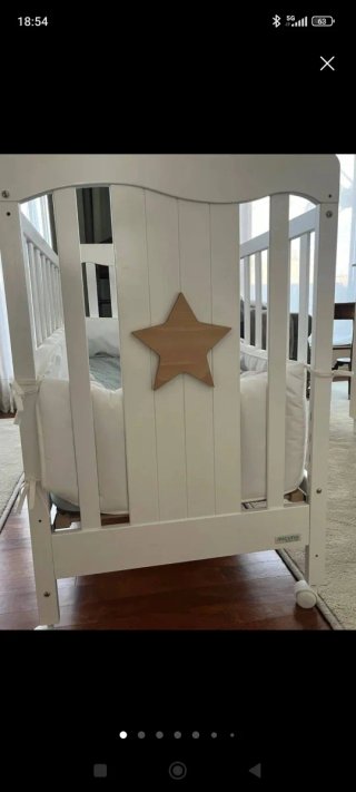 Cuna de bebé blanca con ruedas