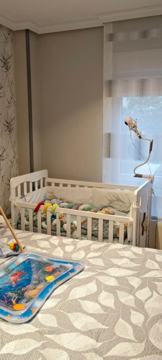 Cuna de bebé blanca con ruedas
