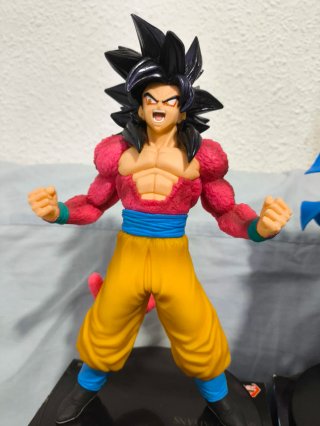 Goku Super Saiyan 4
