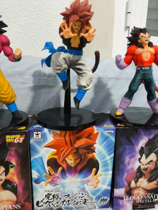 Goku Super Saiyan 4
