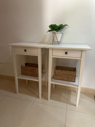 Mesitas de noche de madera y mimbre