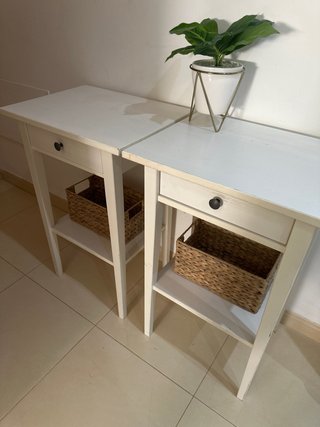 Mesitas de noche de madera y mimbre