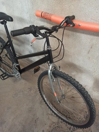Bicicleta de montaña negra