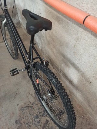 Bicicleta de montaña negra
