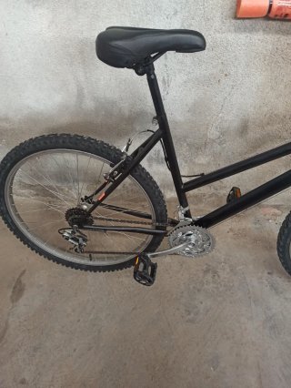 Bicicleta de montaña negra