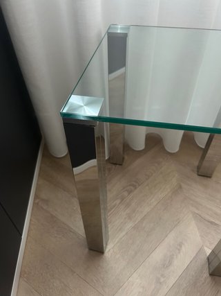 Mesa auxiliar cristal y metal