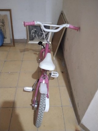 Bicicleta infantil rosa sin ruedines