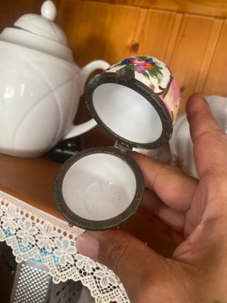 Joyero de cerámica con patas doradas