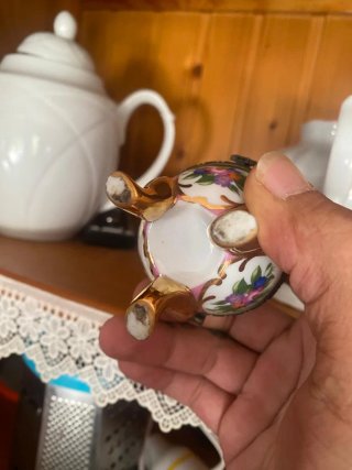 Joyero de cerámica con patas doradas