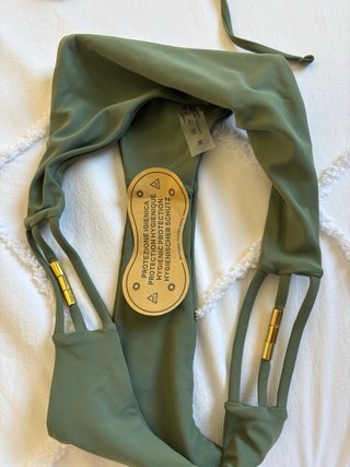 Bikini verde con detalles dorados