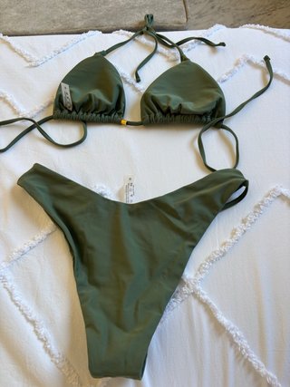 Bikini verde con detalles dorados