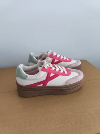 Zapatillas deportivas rosas y blancas