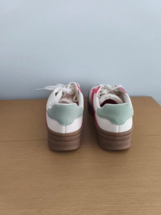 Zapatillas deportivas rosas y blancas