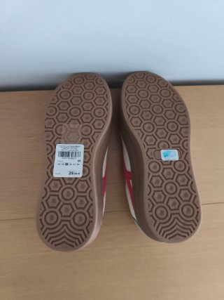 Zapatillas deportivas rosas y blancas