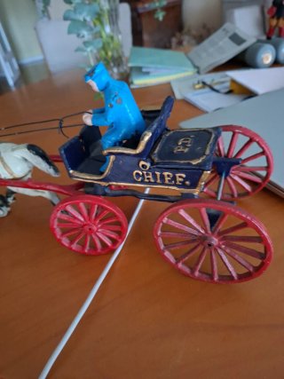 Juguete antiguo de hierro fundido: Carruaje Chief