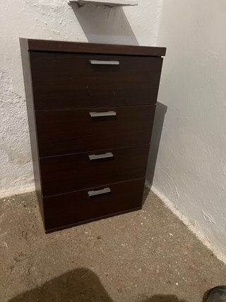 Mesita de noche de madera oscura