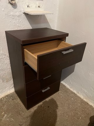 Mesita de noche de madera oscura