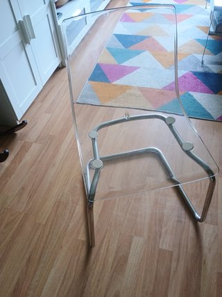 Sillas de salón transparentes y plateadas