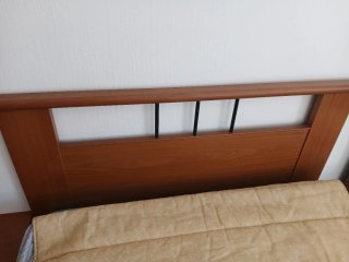 Dormitorio con dos camas y mesilla