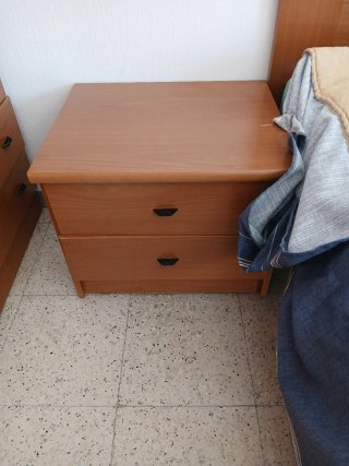 Dormitorio con dos camas y mesilla