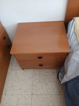 Dormitorio con dos camas y mesilla