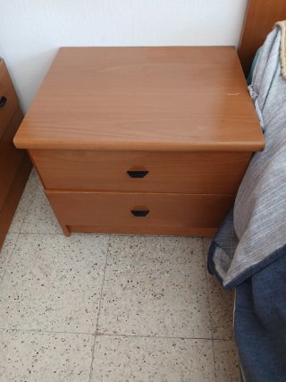 Dormitorio con dos camas y mesilla