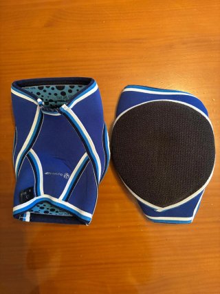 Rodilleras azules y negras marca Rehband.