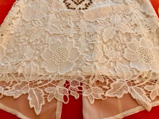Top blanco encaje bordado T/44 con decorado dorado