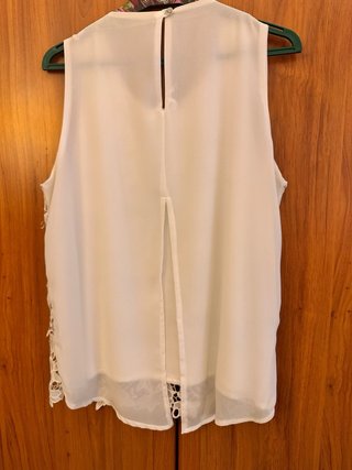 Top blanco encaje bordado T/44 con decorado dorado