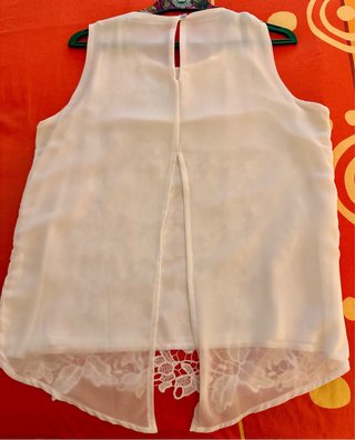 Top blanco encaje bordado T/44 con decorado dorado