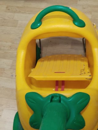 Correpasillos amarillo con ruedas verdes