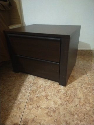 Mesita de noche de madera oscura