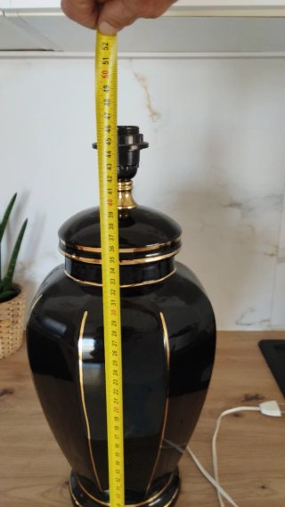 Lámpara de mesa porcelana negra y dorada.