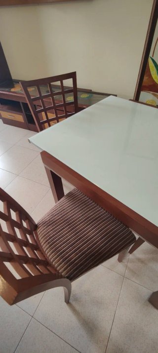 Mesa de comedor de cristal extensible y sillas de