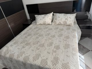 Cama 1,50 y mesitas de noche
