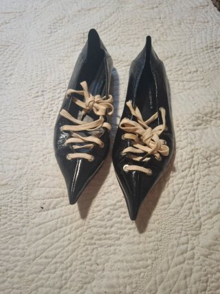 Zapatos negros de tacón con cordones