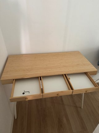 Escritorio LILLÅSEN de Ikea hecho con Bambú