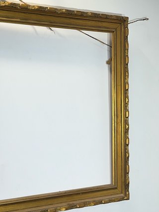 Antiguo marco de madera dorado