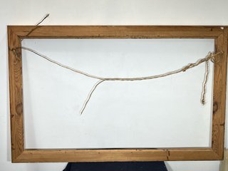 Antiguo marco de madera dorado