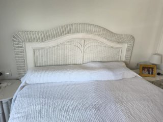 Cabezal mimbre blanco y 2 mesitas noche