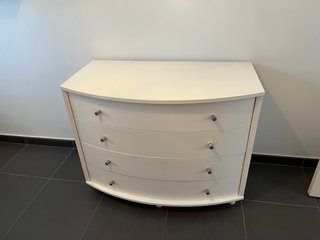 Cómoda cajonera blanca de madera