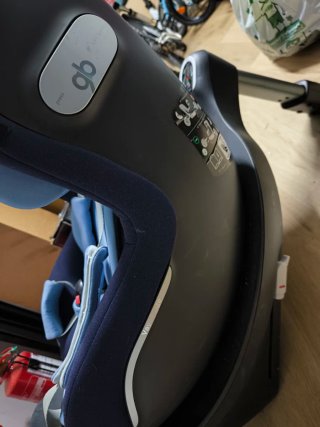 Silla de coche GB Vaya i-Size azul y otra gris