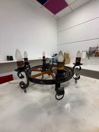 Lámpara rústica rueda de carreta madera